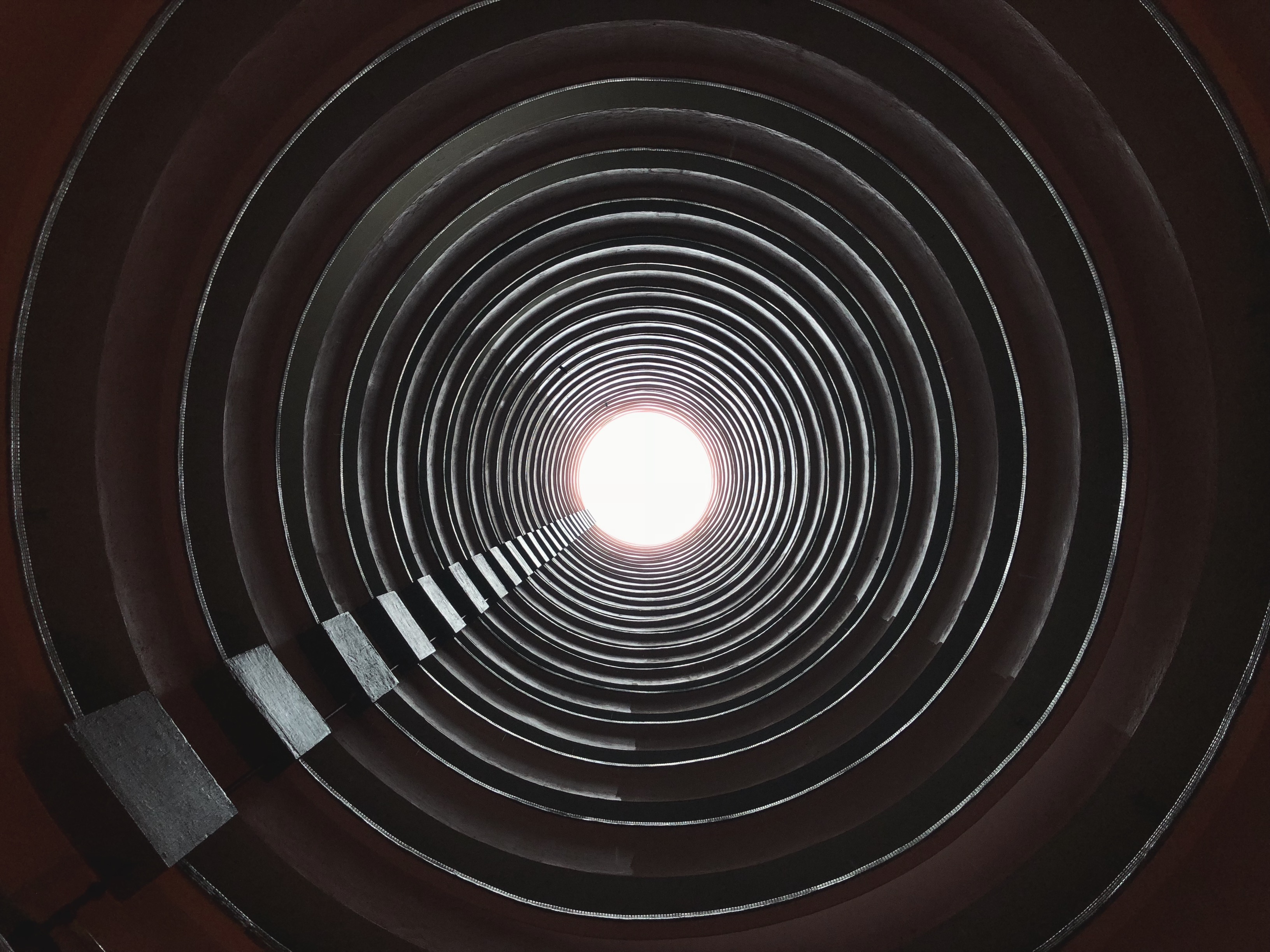 大厦以圆筒形设计成为摄影胜地.(摄:何戎笙@新传网)