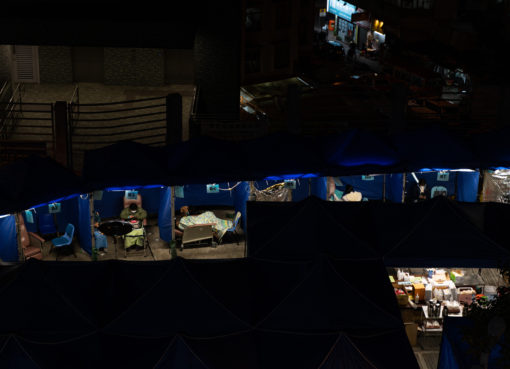 明愛醫院戶外臥床病人入室（梁文熙）