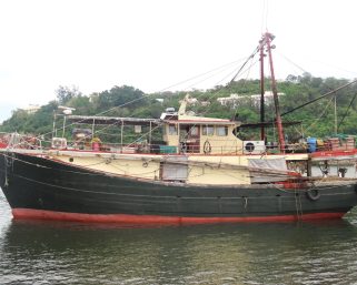 漁護署調查一艘本地船隻懷疑進行非法拖網捕魚